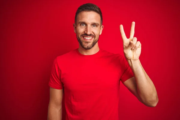 Ung Stilig Man Klädd Casual Shirt Över Röd Isolerad Bakgrund — Stockfoto