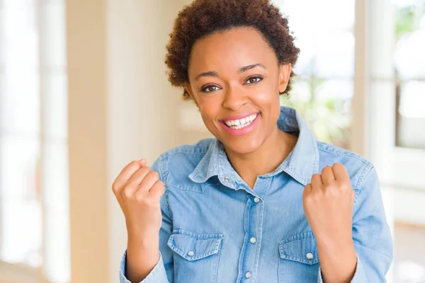 Jovem Bela Mulher Afro Americana Celebrando Surpreso Surpreso Pelo Sucesso — Fotografia de Stock