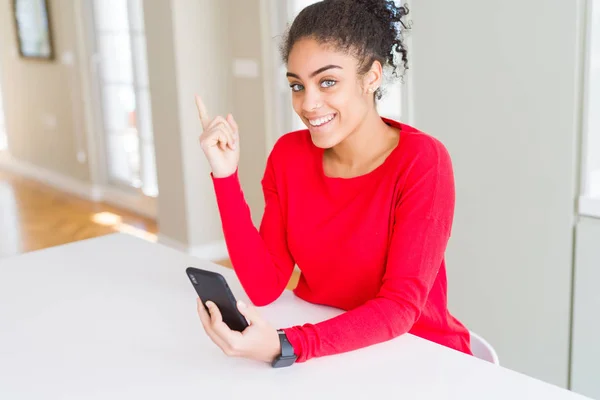 Jovem Afro Americana Usando Smartphone Mensagens Texto Uma Mensagem Muito — Fotografia de Stock