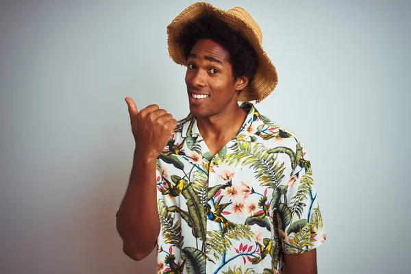 Hombre Afroamericano Vacaciones Con Camisa Verano Sombrero Sobre Fondo Blanco — Foto de Stock