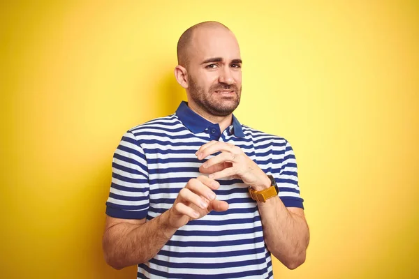 Ung Skallig Man Med Skägg Bär Casual Randig Blå Shirt — Stockfoto