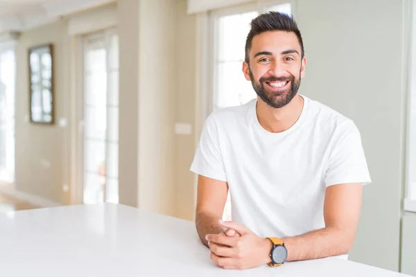 Bonito Homem Hispânico Casual Shirt Branca Casa Com Sorriso Feliz — Fotografia de Stock