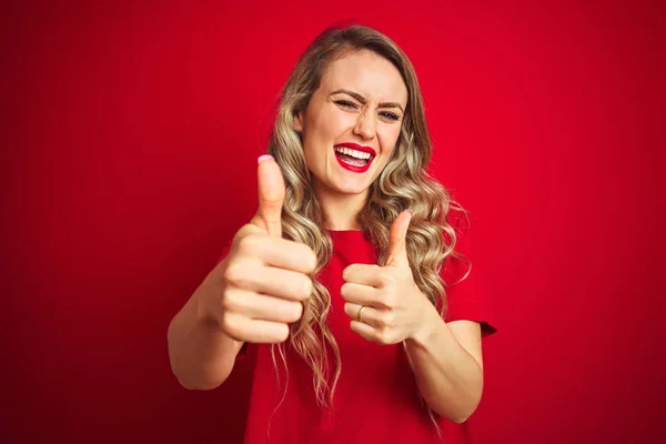 Joven Hermosa Mujer Con Camiseta Básica Pie Sobre Fondo Rojo — Foto de Stock