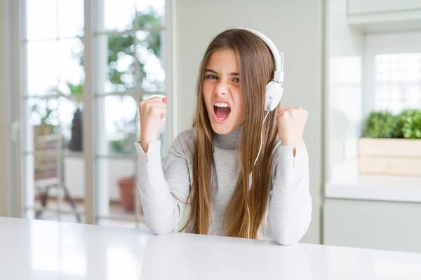 Hermosa Joven Con Auriculares Escuchando Música Bailando Molesto Frustrado Gritando — Foto de Stock