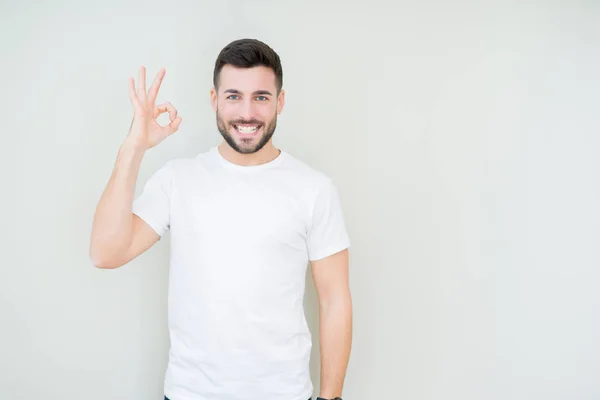 Jonge Knappe Man Dragen Casual Wit Shirt Geïsoleerde Achtergrond Glimlachend — Stockfoto