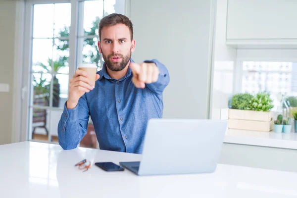 Hombre Guapo Trabajando Con Computadora Portátil Bebiendo Una Taza Café — Foto de Stock