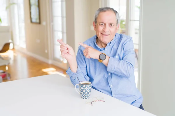 Hombre Mayor Guapo Bebiendo Una Taza Café Casa Sonriendo Mirando — Foto de Stock