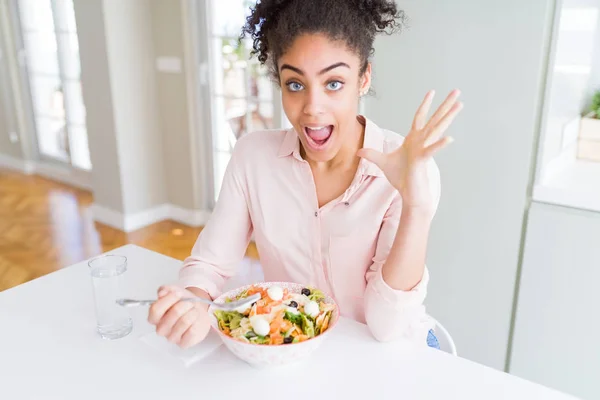 Fiatal Afroamerikai Étkezési Egészséges Tészta Saláta Nagyon Boldog Izgatott Győztes — Stock Fotó