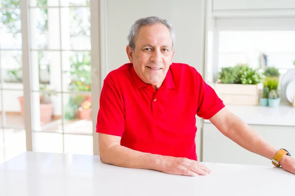 Hombre mayor guapo sonriendo confiado —  Fotos de Stock