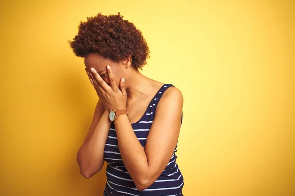 Beauitul Afrikansk Amerikansk Kvinna Bär Sommar Shirt Över Isolerad Gul — Stockfoto