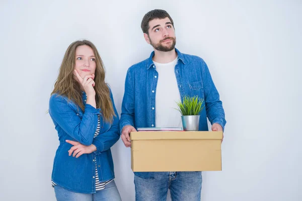 Pareja Joven Sosteniendo Caja Cartón Moviéndose Casa Nueva Sobre Fondo —  Fotos de Stock