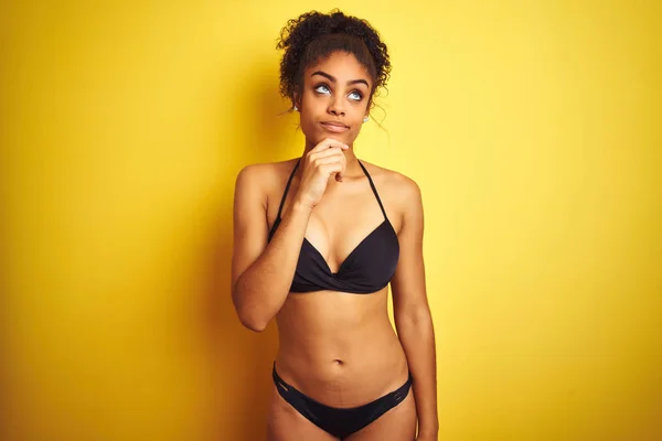Mujer Afroamericana Vacaciones Bikini Pie Sobre Fondo Amarillo Aislado Con —  Fotos de Stock