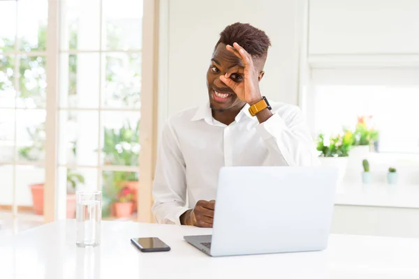 Afroamerický Obchodní Muž Pracující Laptopem Dělá Dobře Gesto Rukou Úsměvem — Stock fotografie