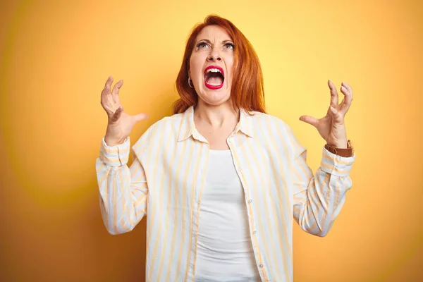 Mulher Ruiva Bonita Vestindo Camisa Listrada Sobre Fundo Amarelo Isolado — Fotografia de Stock