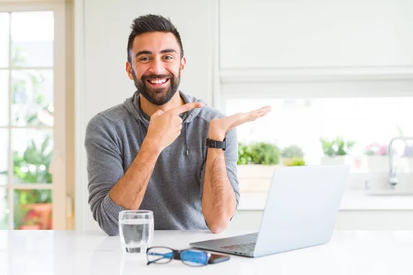 Hombre Hispano Guapo Trabajando Con Computadora Portátil Sorprendido Sonriendo Cámara — Foto de Stock