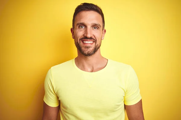 Homem Bonito Jovem Vestindo Casual Camiseta Amarela Sobre Fundo Isolado — Fotografia de Stock