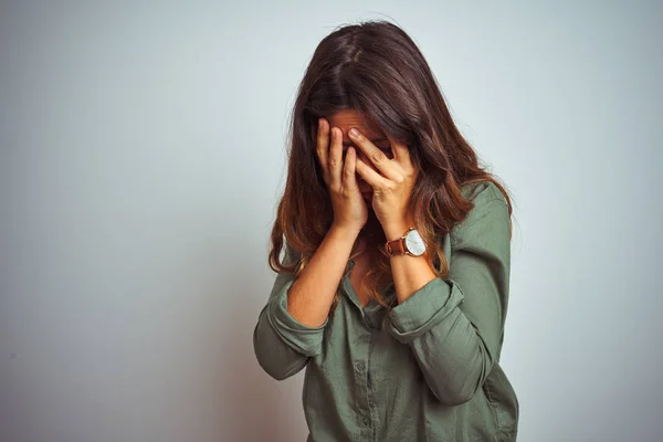 Giovane Bella Donna Che Indossa Camicia Verde Piedi Sopra Sfondo — Foto Stock