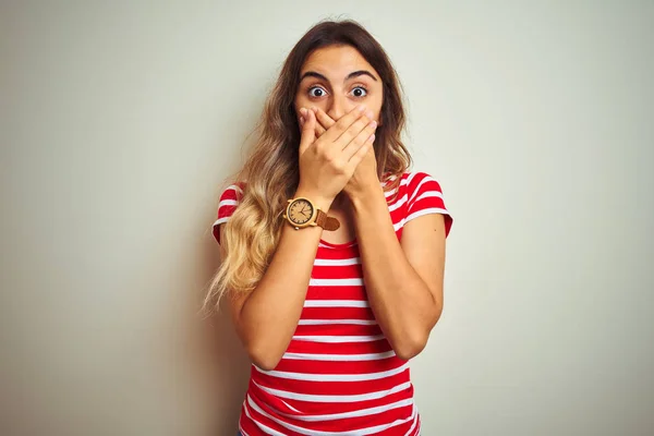 Junge Schöne Frau Roten Streifen Shirt Über Weißen Isolierten Hintergrund — Stockfoto