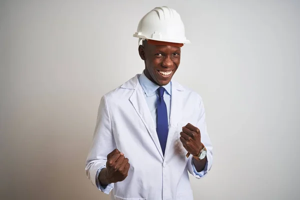 Uomo Ingegnere Afroamericano Indossa Cappotto Casco Sfondo Bianco Isolato Molto — Foto Stock