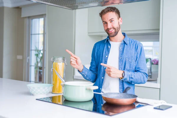 Hombre Guapo Cocinando Pasta Italiana Espaguetis Cocina Sonriendo Mirando Cámara — Foto de Stock