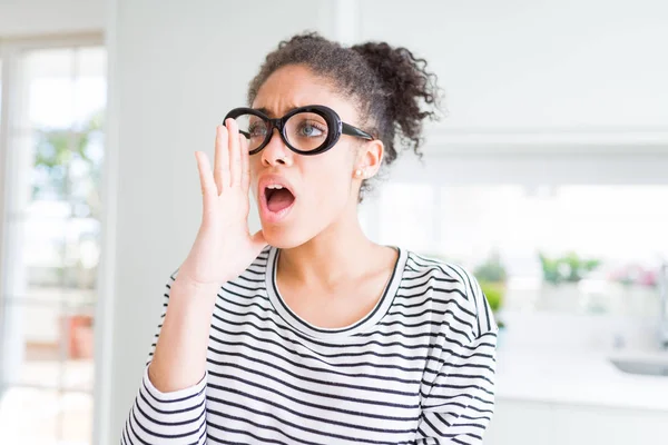 Beautiful Young African American Woman Afro Hair Wearing Glasses Shouting — Stock Photo, Image