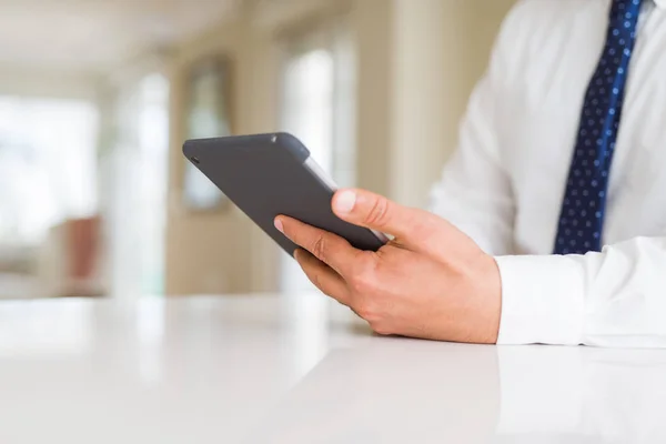 Primer plano del hombre de negocios de mediana edad usando tableta — Foto de Stock