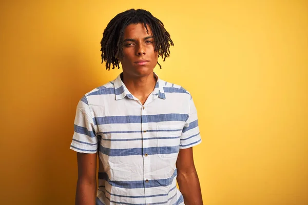 Afroamerikanischer Mann Mit Dreadlocks Gestreiftem Hemd Über Isoliertem Gelben Hintergrund — Stockfoto