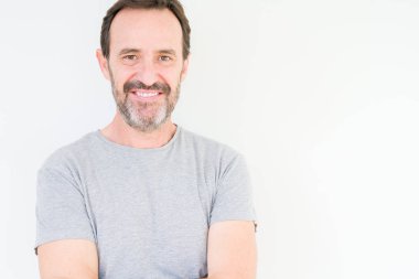 Kameraya bakarak çapraz silah ile gülümseyen izole arka plan mutlu yüzüne yakışıklı komuta sizde. Olumlu bir kişi.