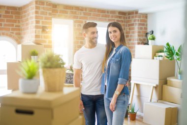 Güzel genç çift yeni bir eve taşınıyor, mutlu arro gülümseyerek