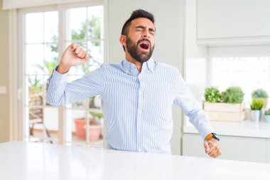 Yakışıklı İspanyol iş adamı geri uzanan, yorgun ve rahat, uykulu ve erken sabah için esneme