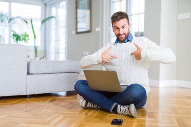 Yakışıklı adam bilgisayar dizüstü bilgisayar kullanarak çalışan giyen yüzünde gülümseme ile emin görünümlü, parmakları gururlu ve mutlu kendini işaret.