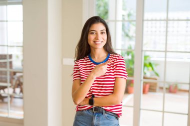 Güzel genç kadın gülümseyen neşeli ile yan işaret