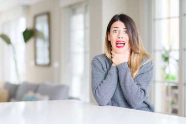 Giyen genç güzel kadın kış ev bağırarak, kazak ve çünkü boğmak acı kendi ellerimle öldürürüm. Sağlık sorunu. Yaralarından ve intihar kavramı.