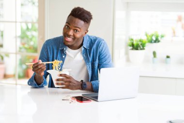 Yakışıklı genç Afrikalı iş adamı yemek teslimat asya gıda a