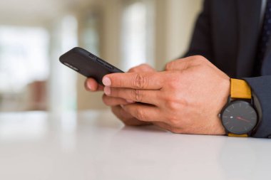 Smarpthone kullanarak iş adam elinde yakın çekim