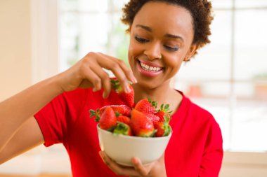 Taze strawb yeme afro saçlı güzel genç Afrika kadın