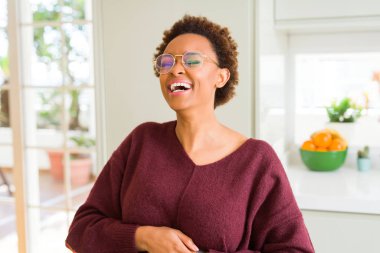 Afro saçlı gözlüklü güzel genç Afrika kadın