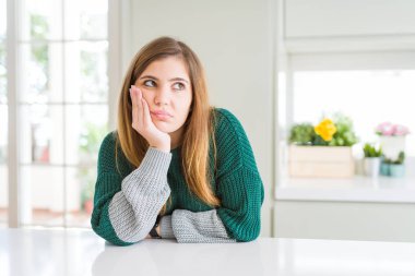 Genç güzel artı boyutu kadın rahat çizgili kazak giyen yorgun görünümlü ve çapraz kolları ile depresyon sorunları ile sıkılmış.