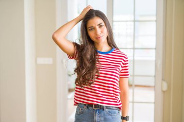 Rahat t-shirt giyen genç güzel kadın yanıltır ve soru hakkında merak ediyorum. Şüphe, kafasına el ile düşünme ile belirsiz. Dalgın kavramı.