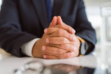 Adam elinde yakın çekim