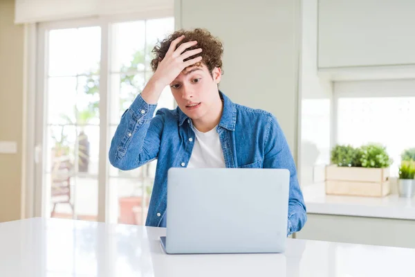 Jovem Usando Laptop Computador Estressado Com Mão Cabeça Chocado Com — Fotografia de Stock