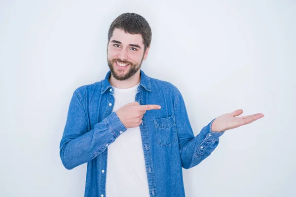 Homem Hispânico Bonito Jovem Vestindo Jaqueta Ganga Sobre Fundo Isolado — Fotografia de Stock