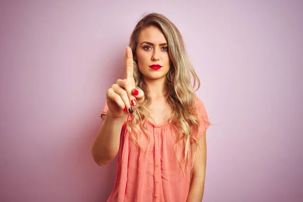 Joven Hermosa Mujer Con Camiseta Pie Sobre Fondo Rosa Aislado —  Fotos de Stock