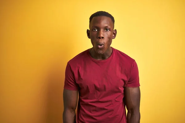 Zole Sarı Arka Plan Üzerinde Duran Kırmızı Shirt Giyen Genç — Stok fotoğraf