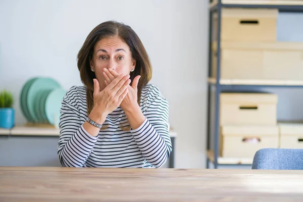 Die Seniorin Mittleren Alters Die Hause Tisch Saß War Schockiert — Stockfoto