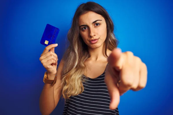 Młoda Piękna Kobieta Trzyma Kartę Kredytową Niebieskim Białym Tle Wskazując — Zdjęcie stockowe