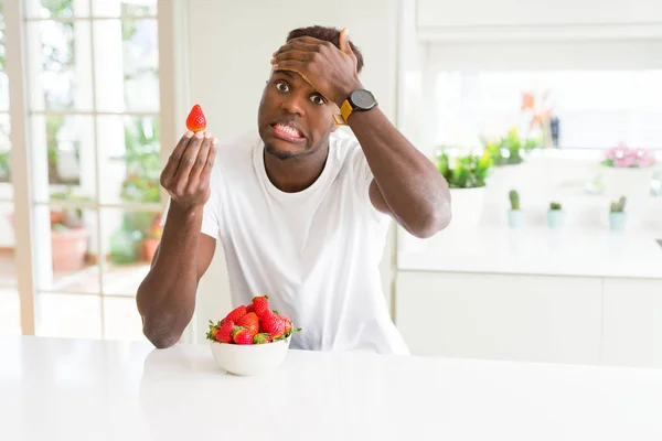 Afrikansk Amerikansk Man Äter Färska Friska Jordgubbar Stressad Med Hand — Stockfoto