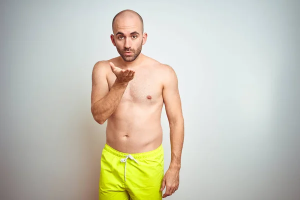 Joven Hombre Sin Camisa Vacaciones Con Traje Baño Amarillo Sobre —  Fotos de Stock