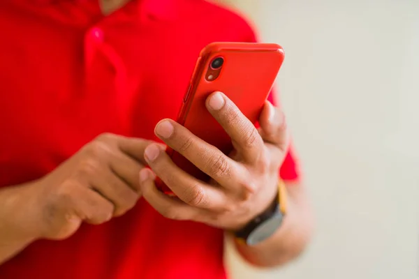 Fechar as mãos homem de meia idade usando smartphone em casa — Fotografia de Stock