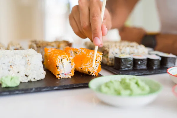 Yakın yukarı renkli Suşi Asya gıda, adam elleri tutan Sushi p — Stok fotoğraf